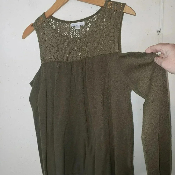 New‎ York & Co L army green cold shoulder top - Picture 5 of 5